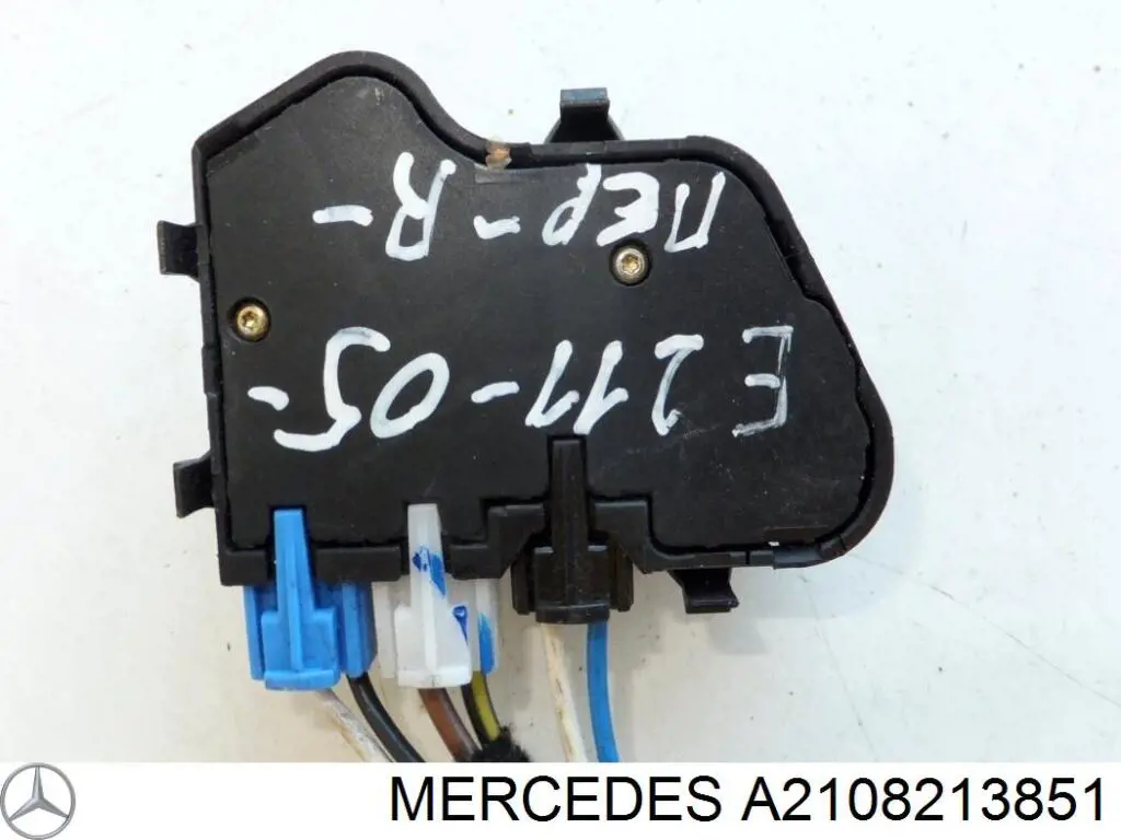 Блок кнопок механизма регулировки сиденья правый Mercedes A2108213851 цена, от 14.11 USD