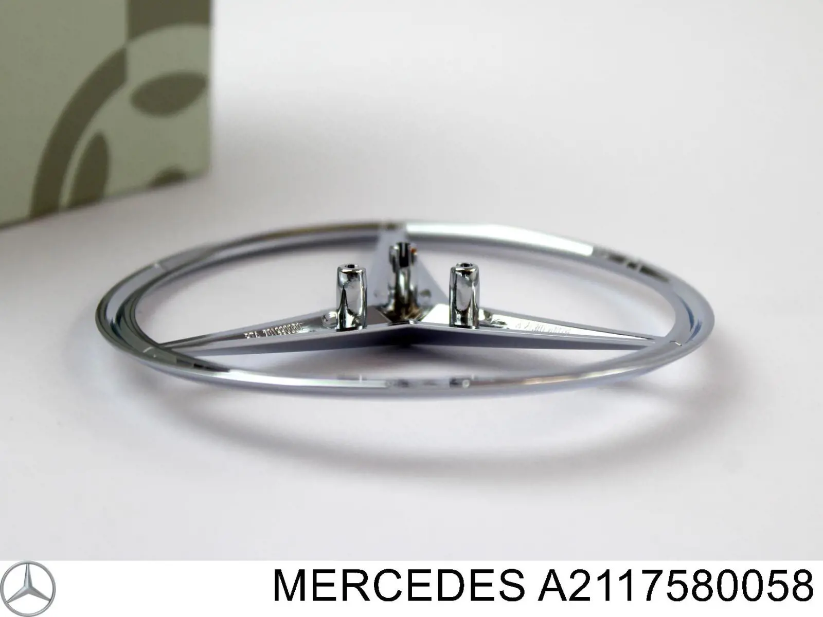  Emblema de tampa de porta-malas (emblema de firma) Mercedes E sedan (W211) (2002 - 2008) 