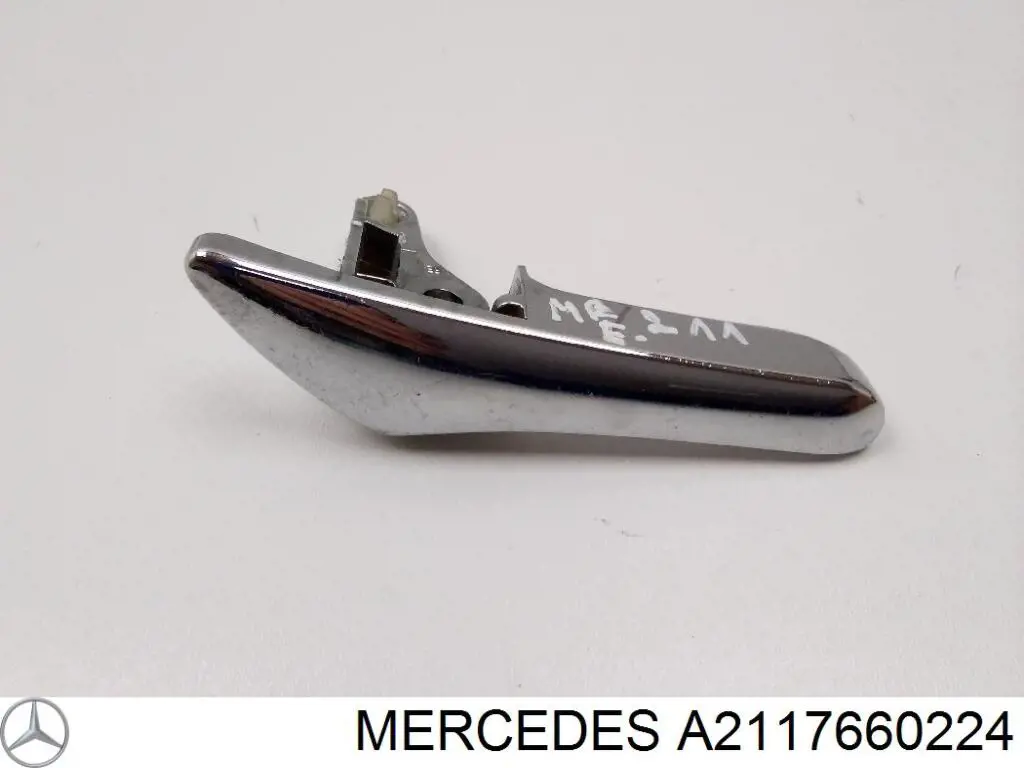 Ручка  боковой двери внутренняя правая A2117660224 Mercedes