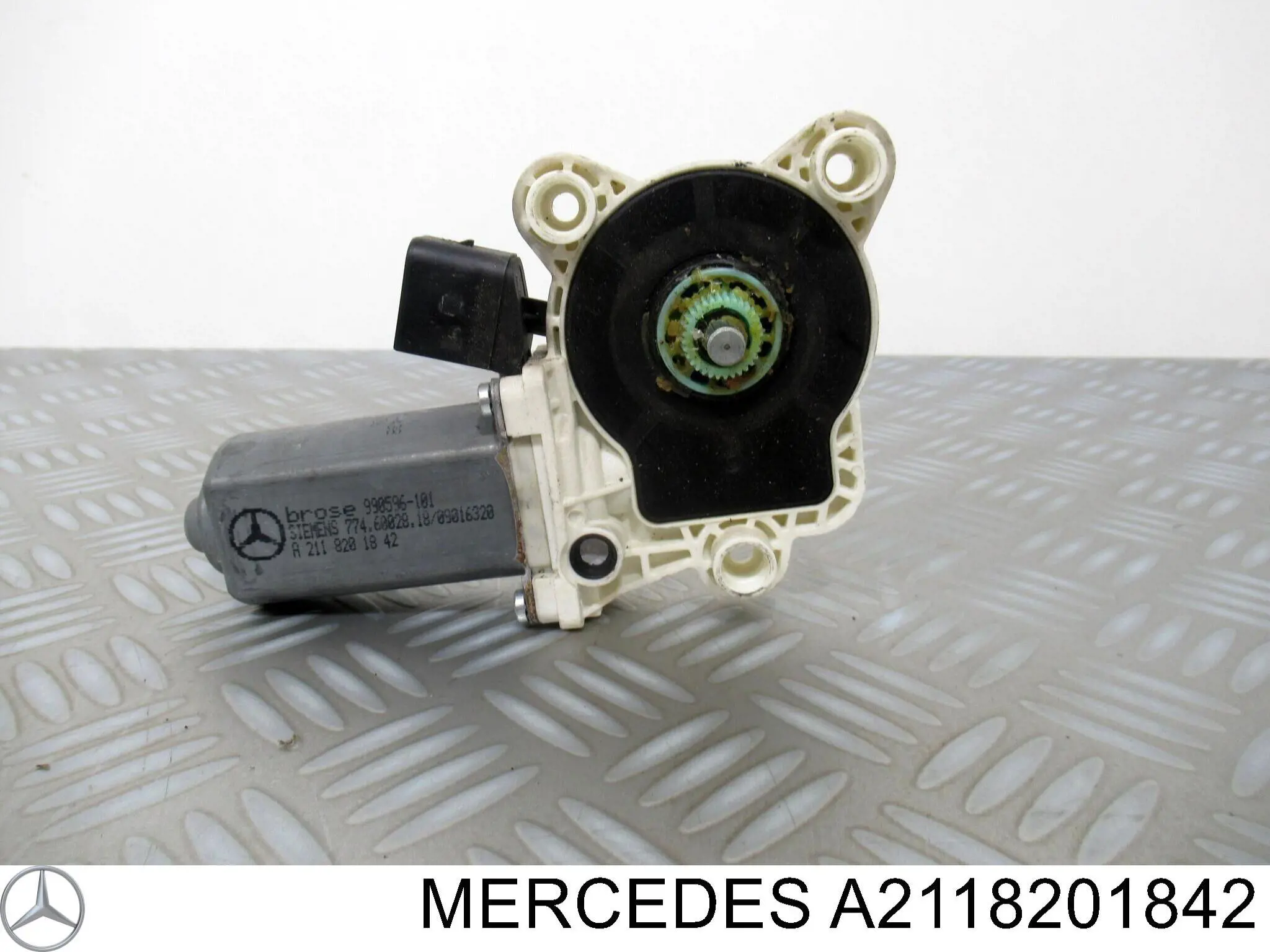 Мотор стеклоподъемника двери передней, правой на Mercedes E (W211)