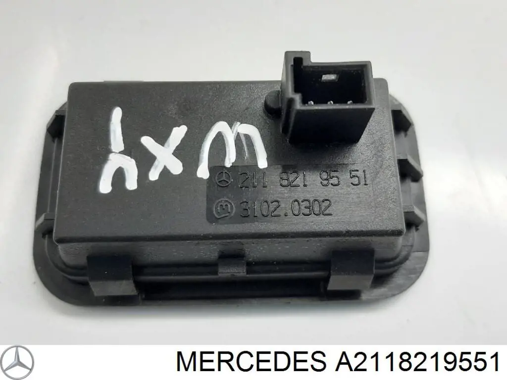 Кнопка привода замка 3/5 двери (ляды)/крышки багажника Mercedes 212821065164