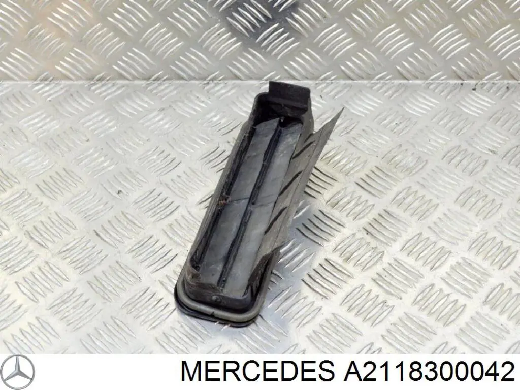 Купить 2118300042 Mercedes Лючок б/бака