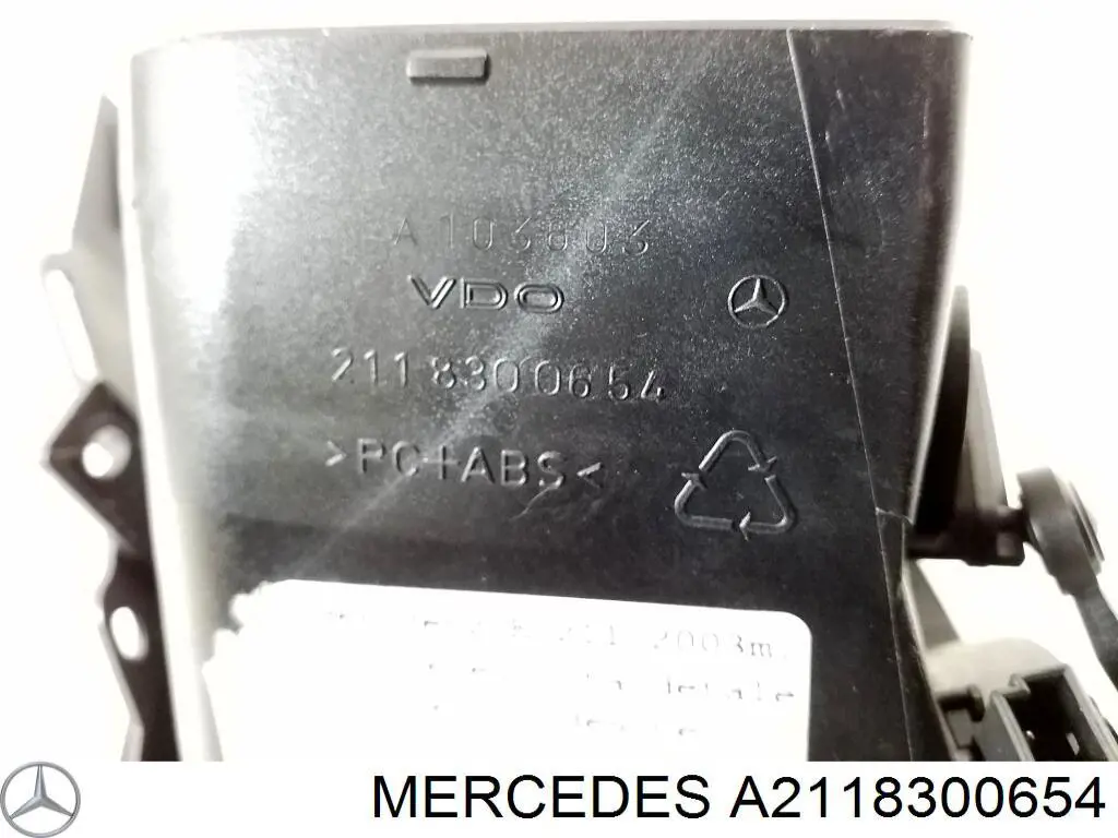 Решетка вентиляции салона на "торпедо" правая A2118300654 Mercedes