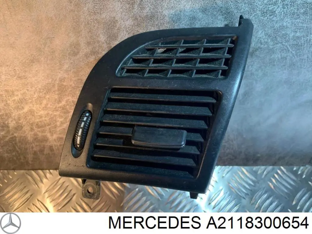 2118300654 Mercedes Решетка воздуховода правая