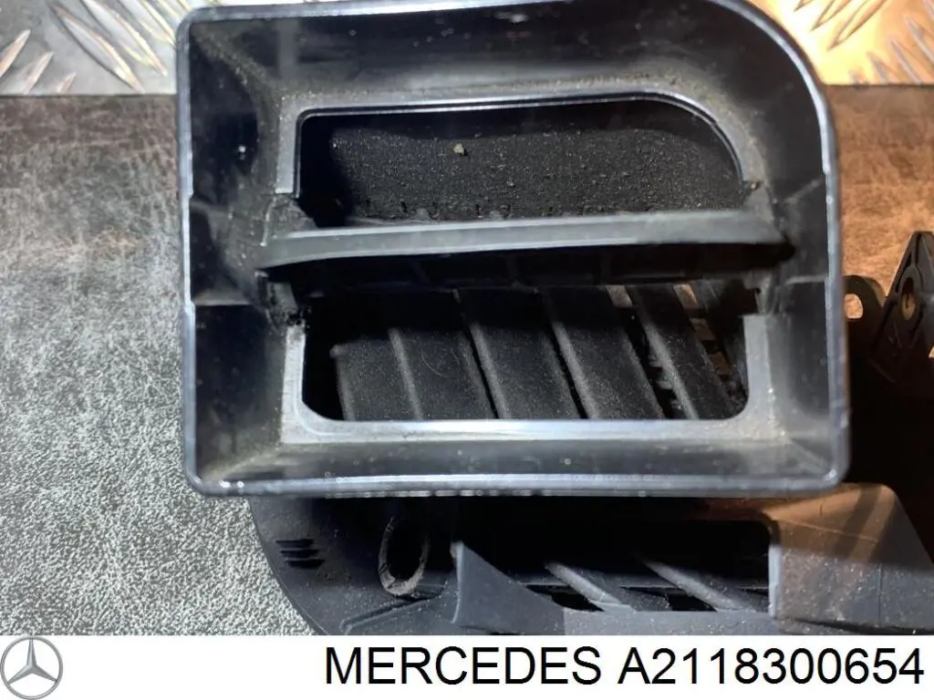 A2118300654 Mercedes Решетка воздуховода правая