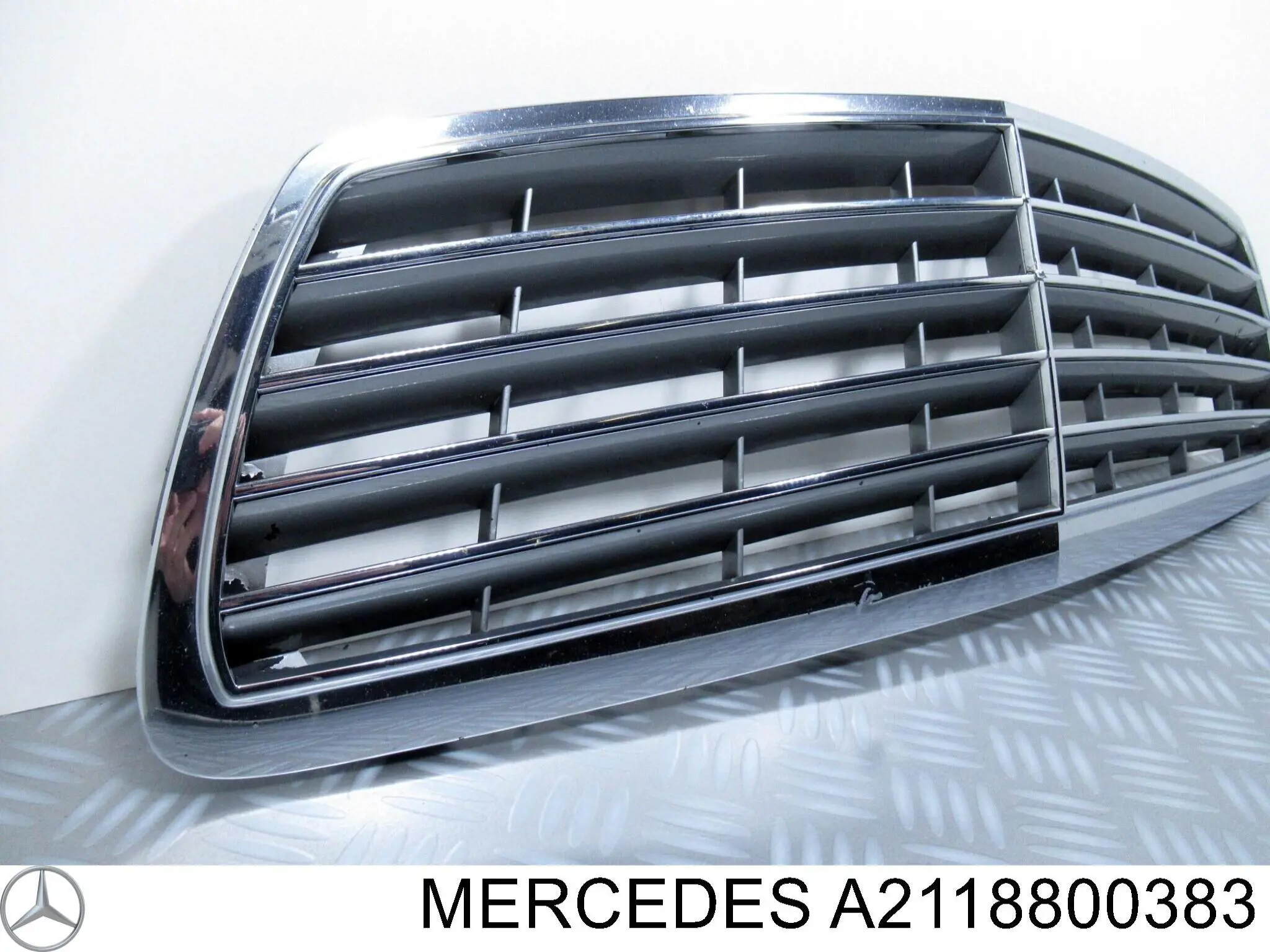 Решетка радиатора A2118800383 Mercedes