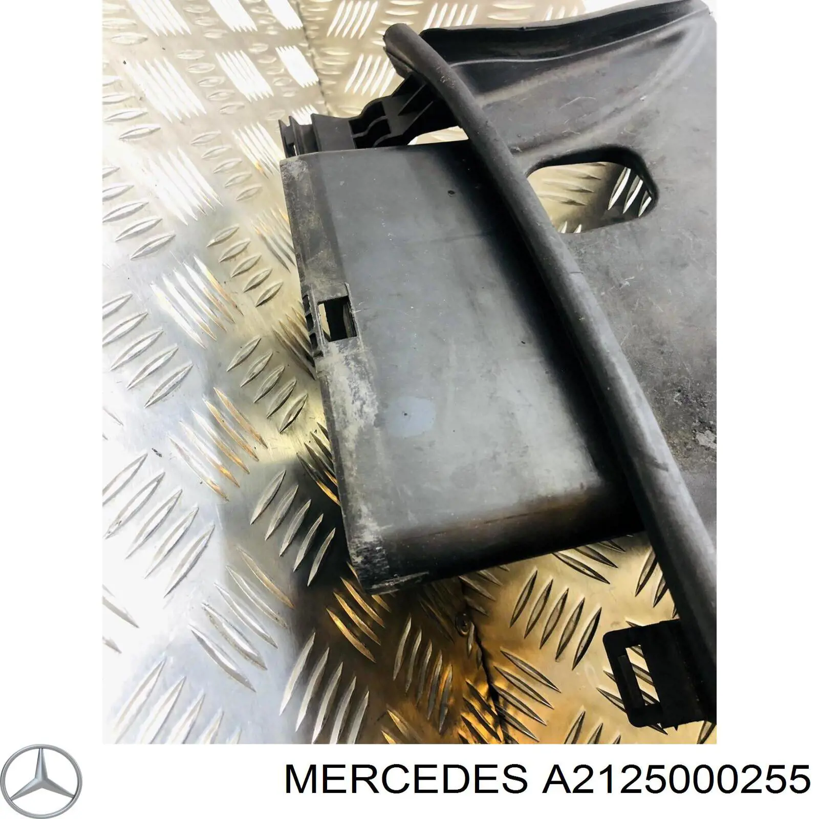 Накладка передней панели (суппорта радиатора) верхняя A2125000255 Mercedes