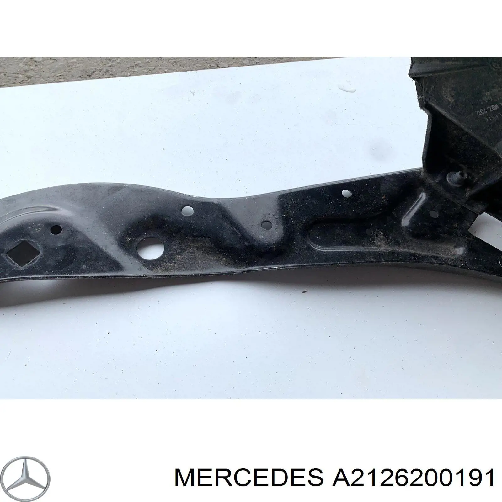 A2126200191 Mercedes suporte esquerdo do radiador (painel de montagem de fixação das luzes)