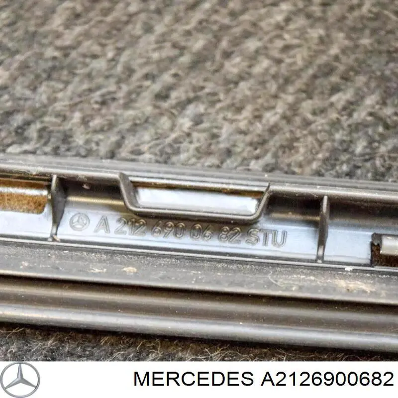 Молдинг крыши правый 2126900682 Mercedes