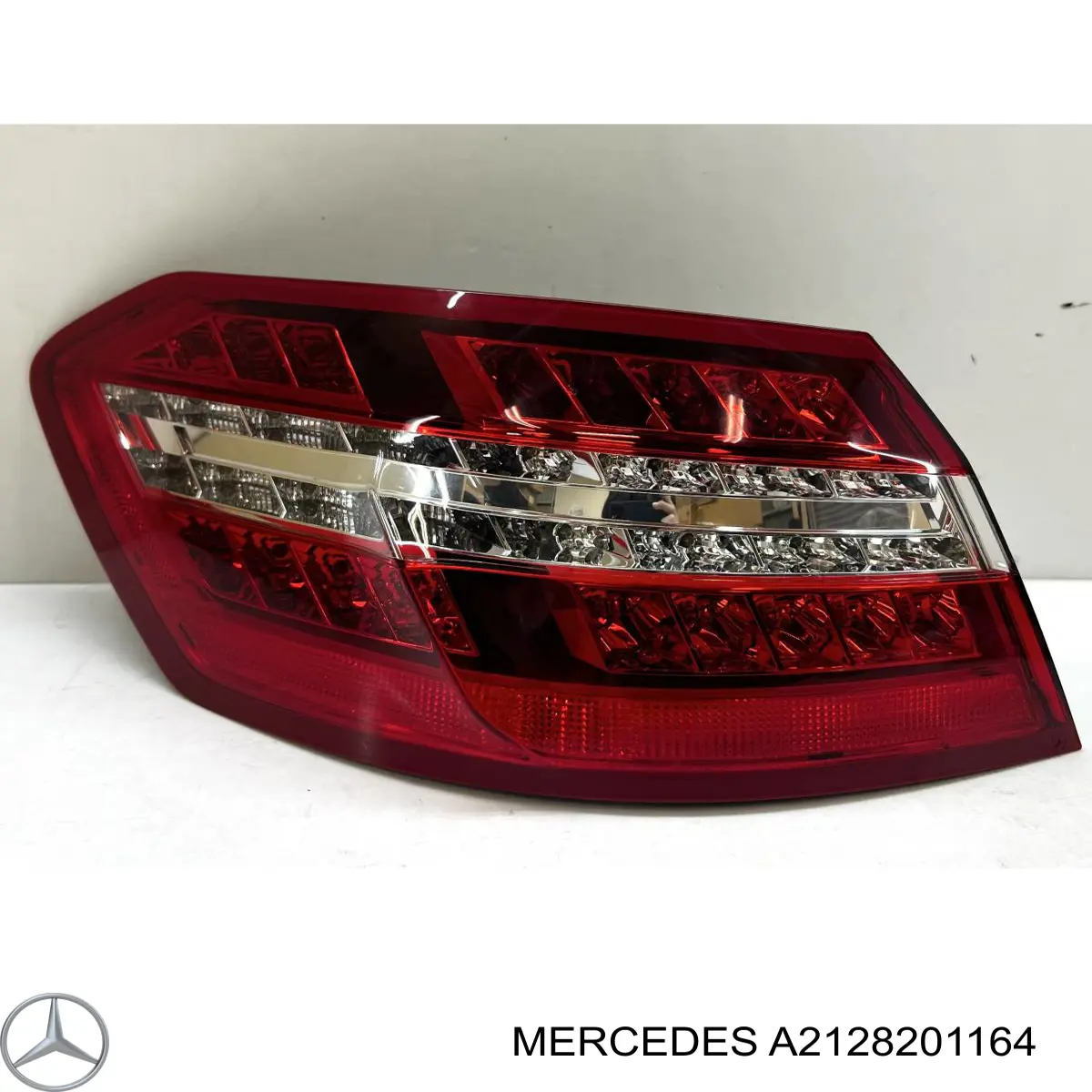 Фонарь задний левый внешний A212906055864 Mercedes