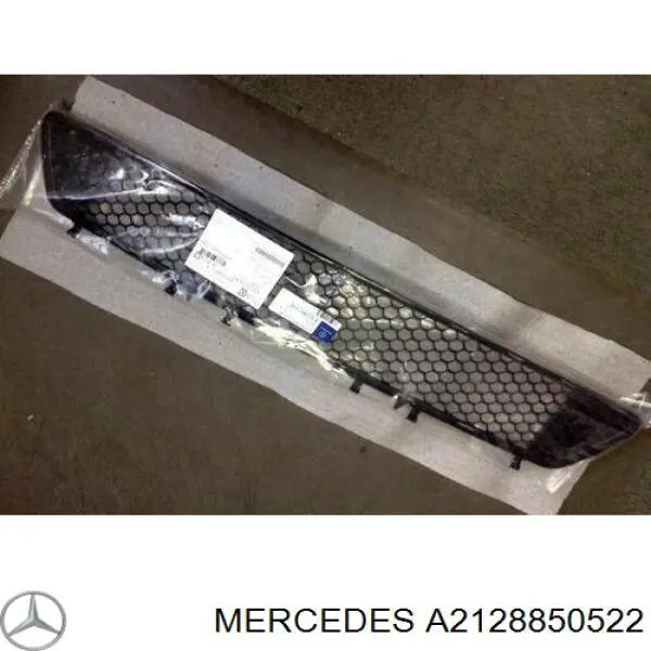 Решетка бампера переднего центральная 2128850522 Mercedes