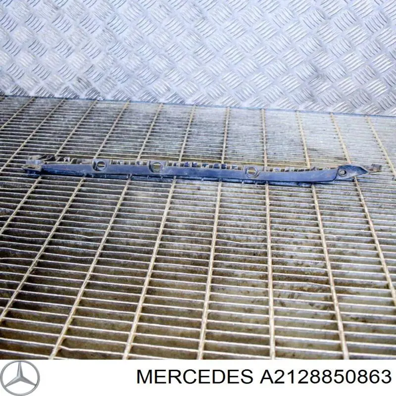 Направляющая заднего бампера правая A2128850863 Mercedes