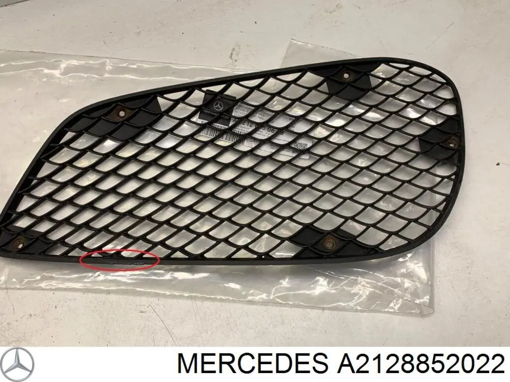 A2128852022 Mercedes заглушка (решетка противотуманных фар бампера переднего правая)