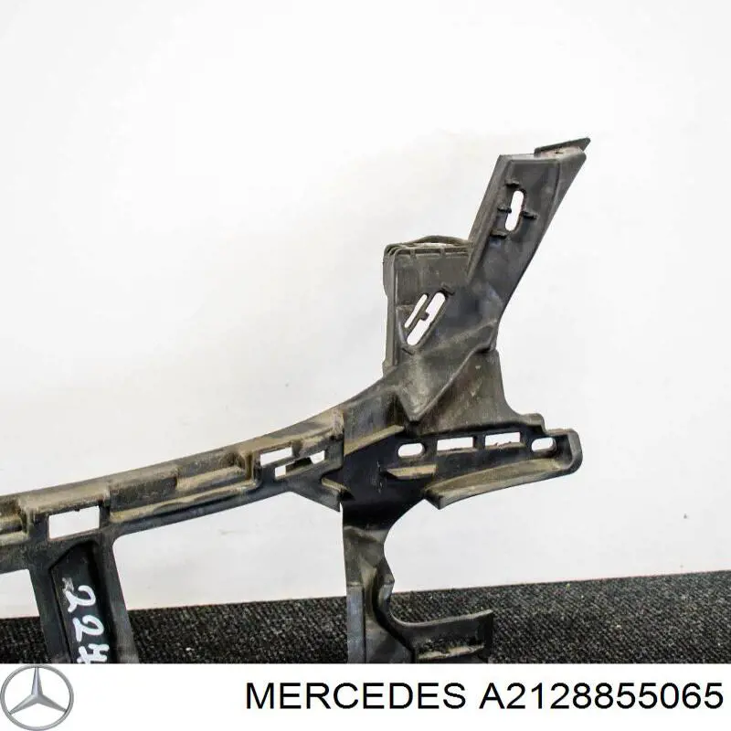 Купить 2128855065 Mercedes Кронштейн бампера переднего центральный
