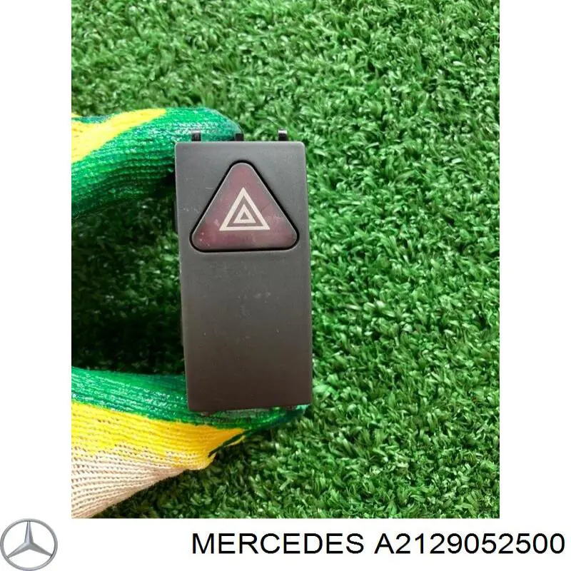 Блок кнопок центральной консоли Mercedes A2129052500 цена, от 20.04 USD