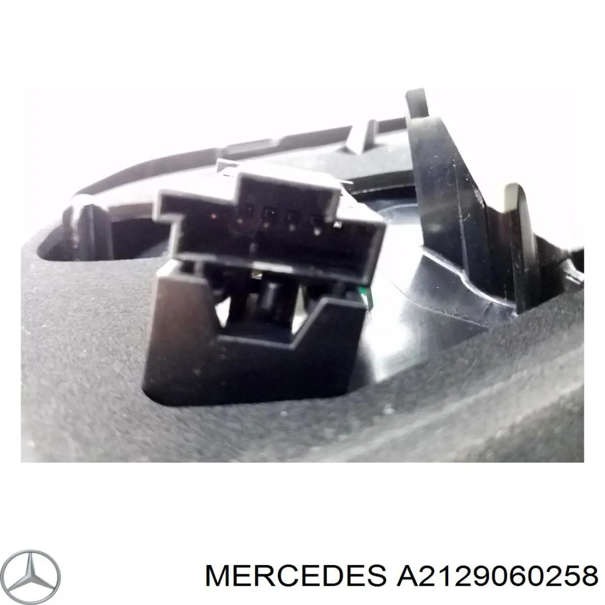 Фонарь задний внутренний правый Mercedes A2129060258