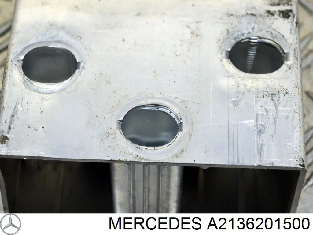 Кронштейн усилителя переднего бампера 2136201500 Mercedes