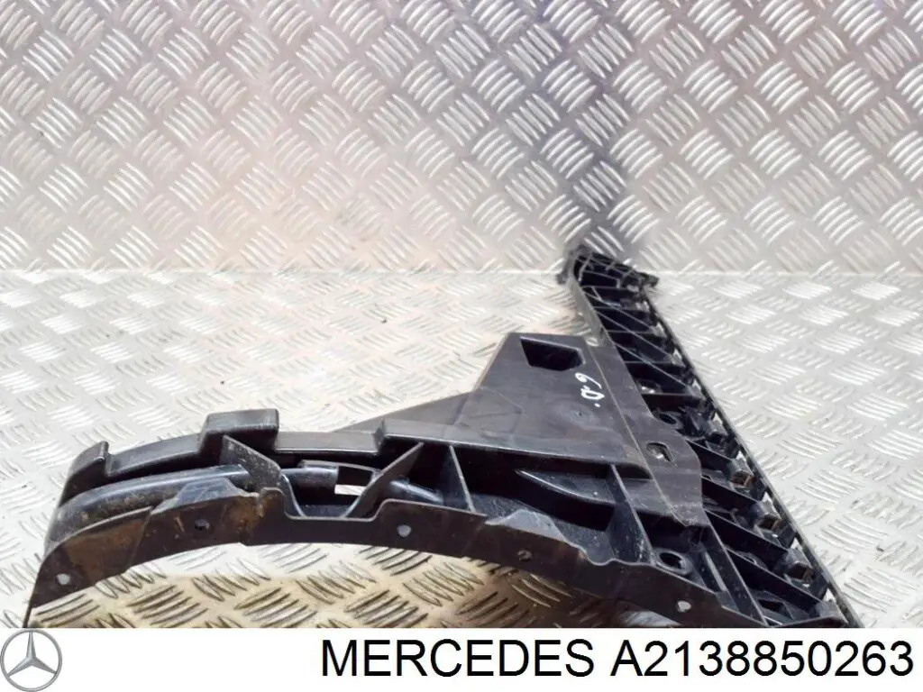 Направляющая заднего бампера правая 2138850263 Mercedes