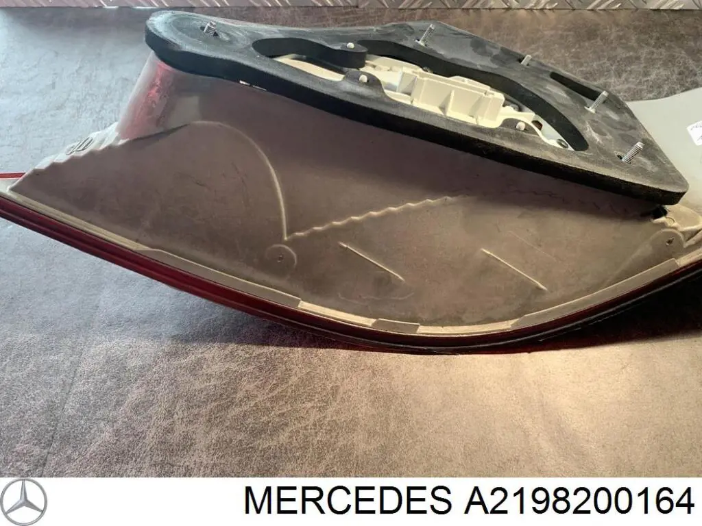 Фонарь задний левый Mercedes A219820016464