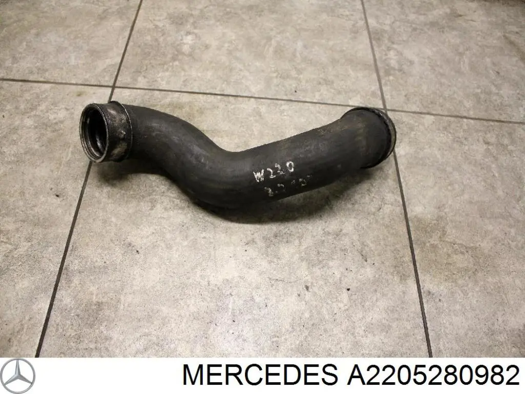 Трубка нагнетаемого воздуха правая на Mercedes S (W220)