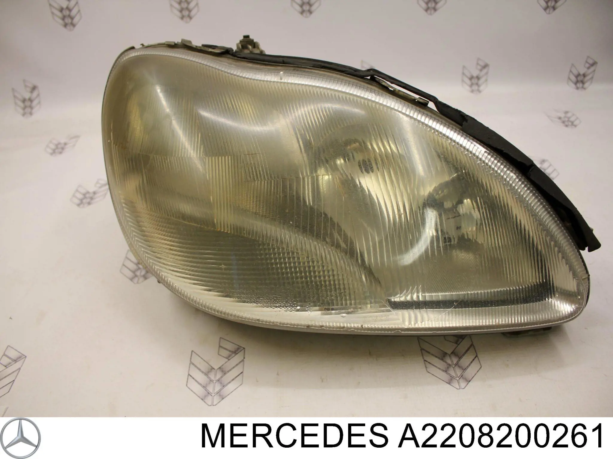 A220820026164 Mercedes luz direita