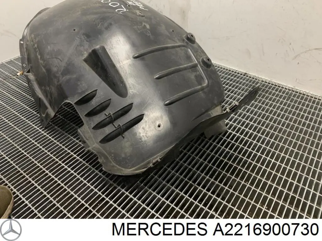 Подкрылок крыла переднего левый передний 2216900730 Mercedes