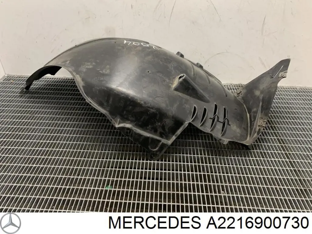 Левый передний подкрылок переднего крыла  Mercedes 2216900730
