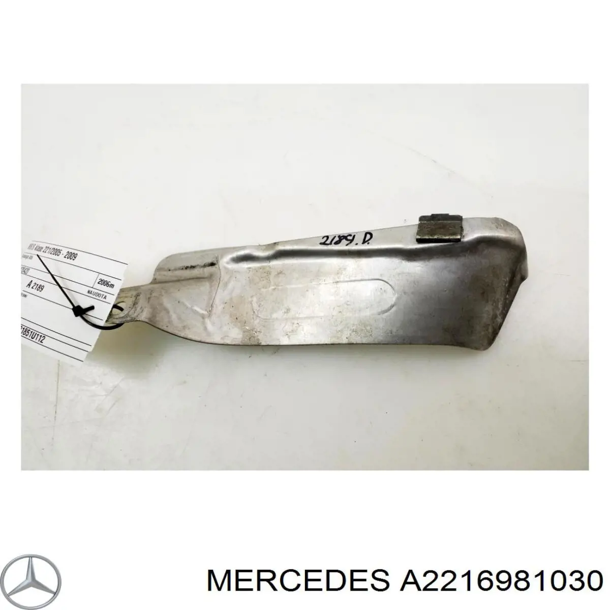 Лючок топливного бака Mercedes A2216981030