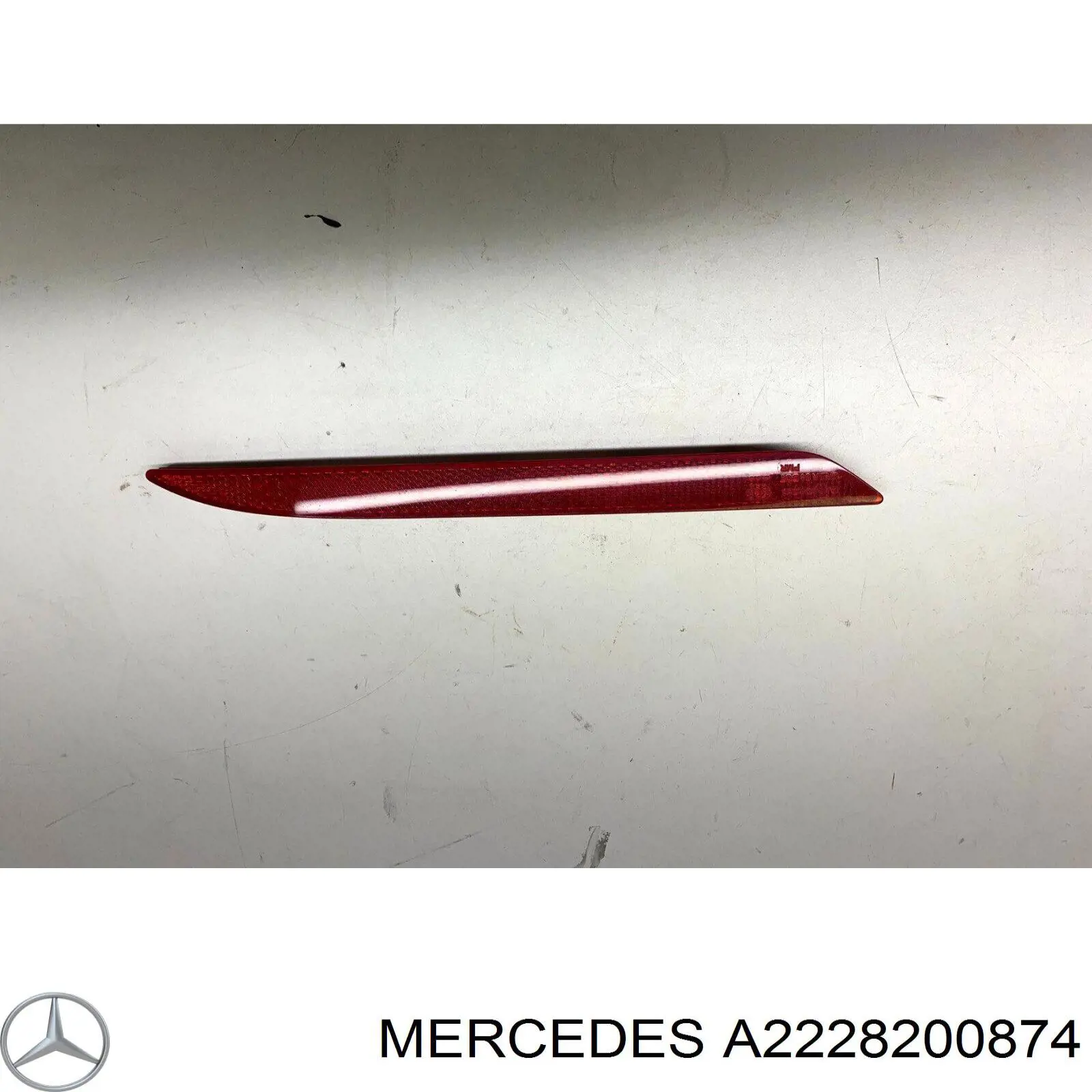 A2228200874 Mercedes retrorrefletor (refletor do pára-choque traseiro direito)