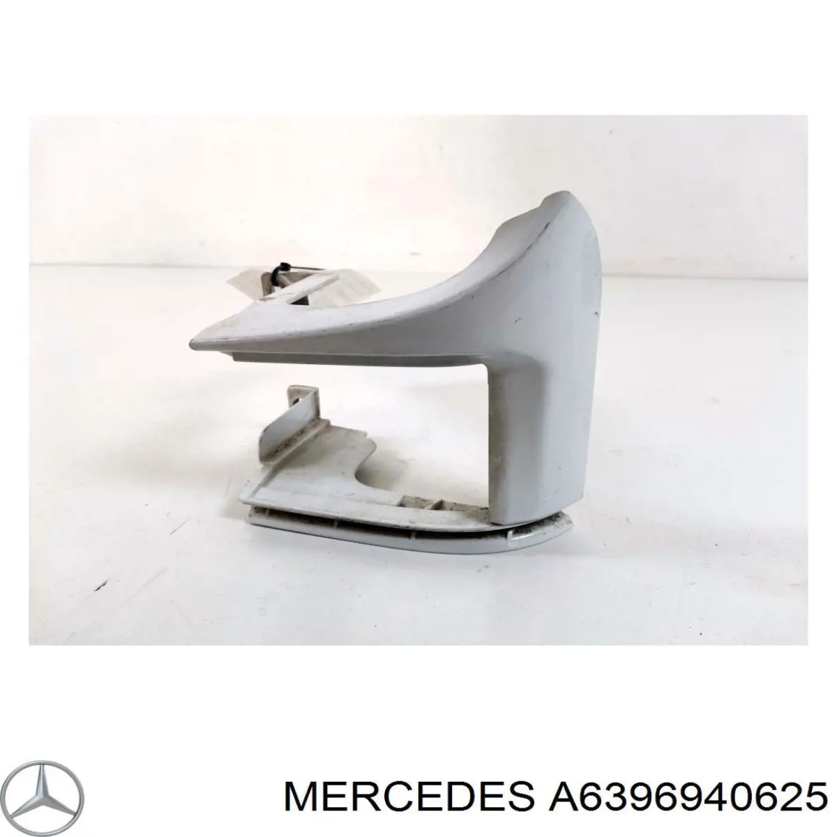 Накладка под задний фонарь правый Mercedes A6396940625
