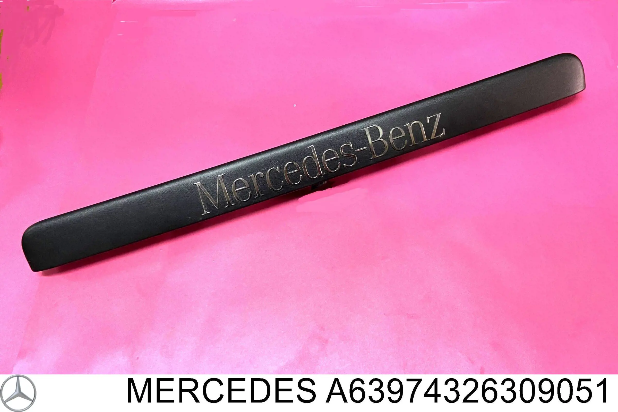 Эмблема крышки багажника (фирменный значок) на Мерседес-бенц Вито (Mercedes Vito) 639 фургон