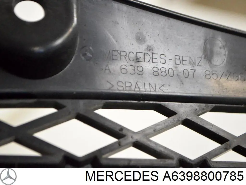 Решетка радиатора 6398800785 Mercedes