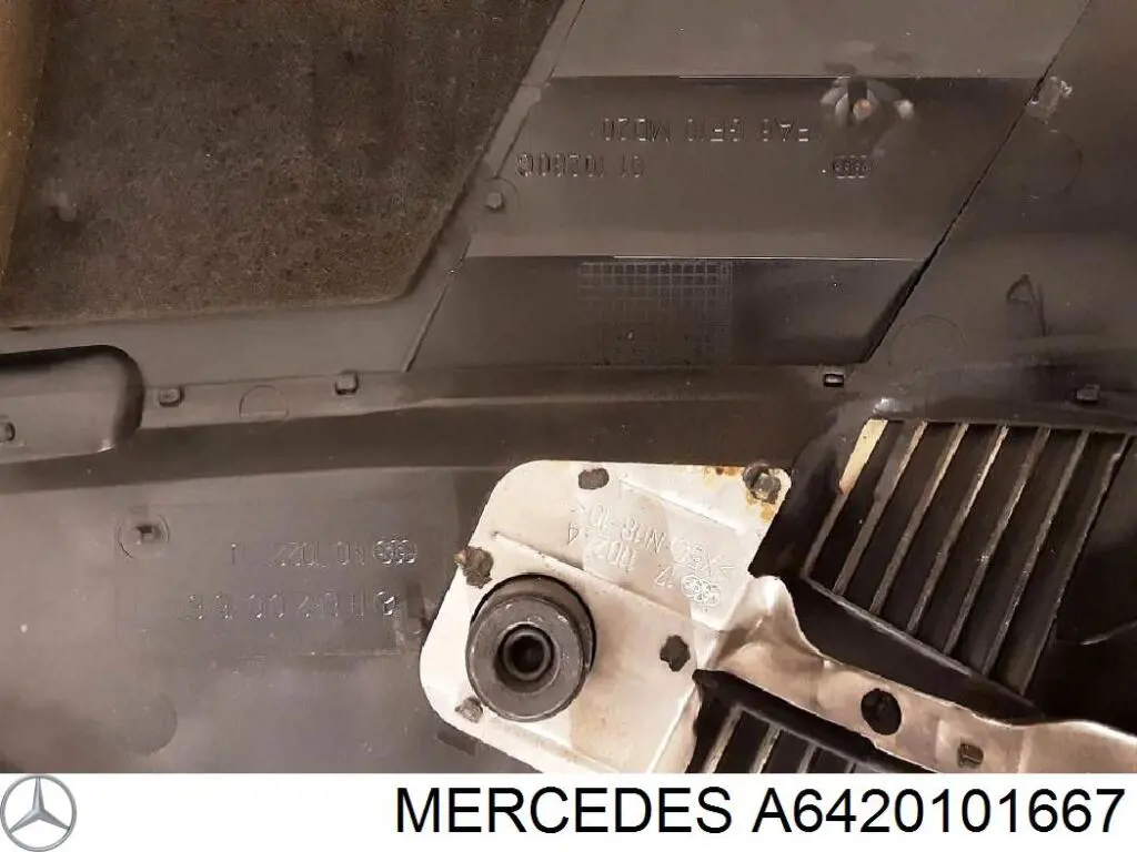 Крышка двигателя 6420101667 Mercedes
