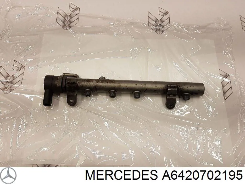 Распределитель топлива (рампа) левый 6420702195 Mercedes