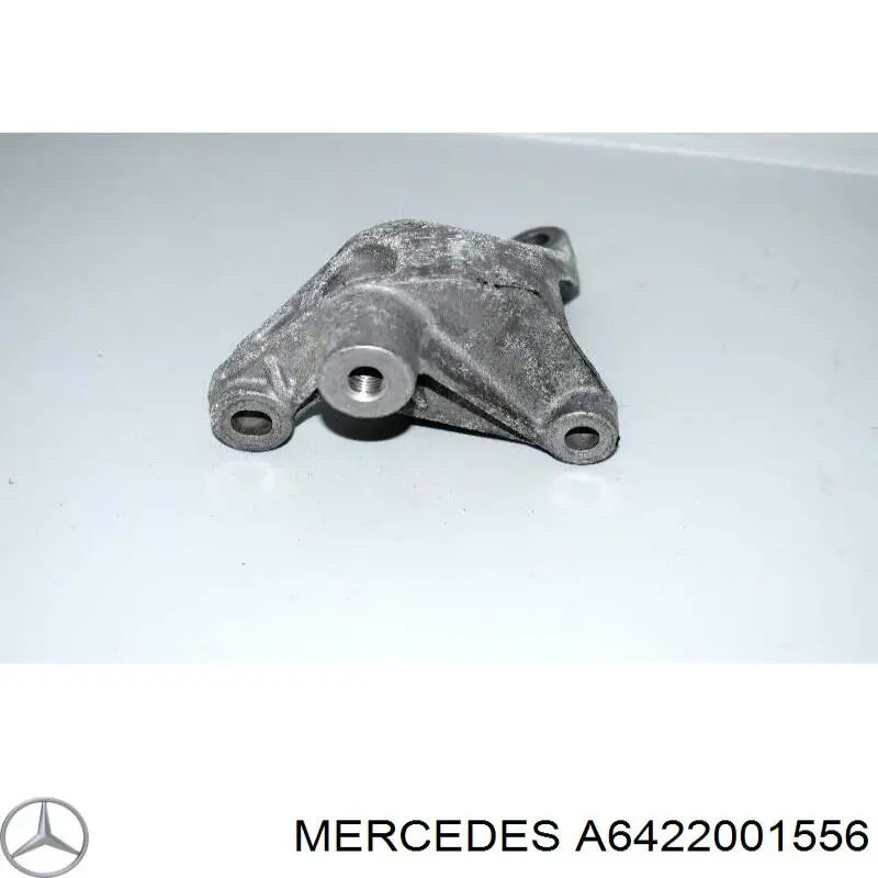 Фланец системы охлаждения A6422001556 Mercedes