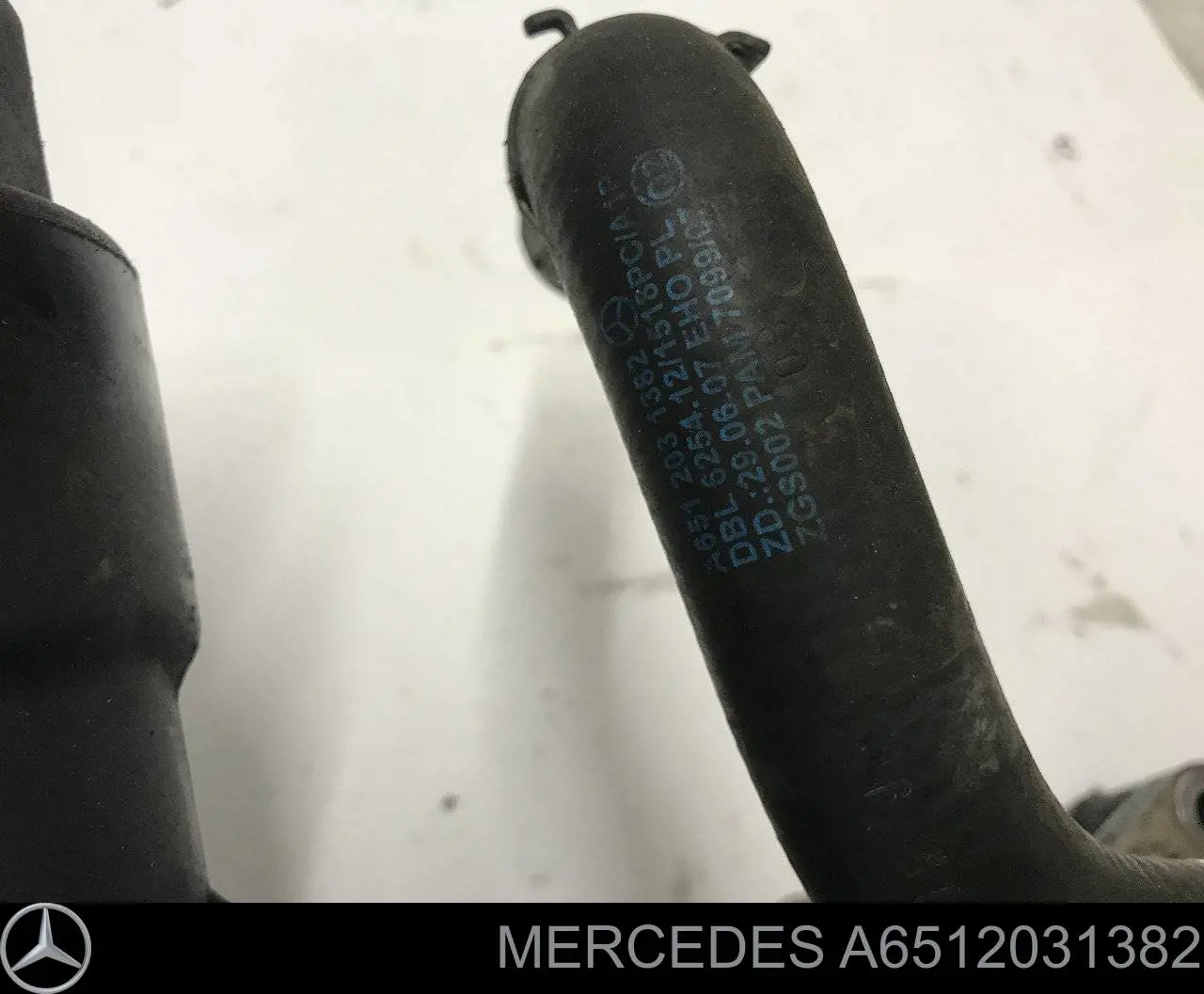 Шланг (патрубок) охлаждения масляного теплообменника, обратка 6512031382 Mercedes