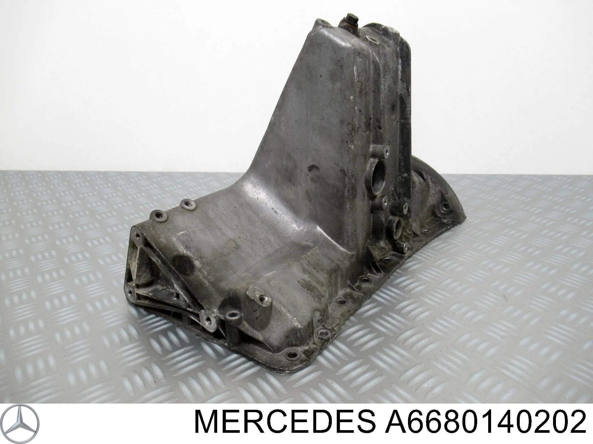 Поддон двигателя A6680140202 Mercedes