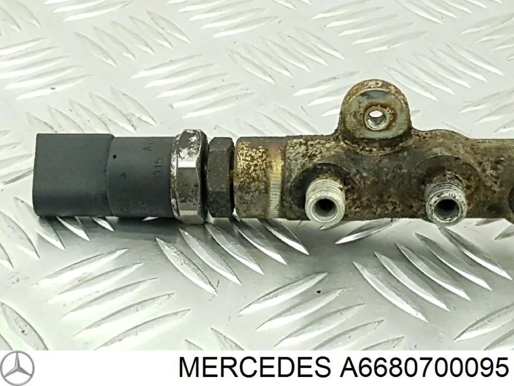Распределитель топлива (рампа) 6680700095 Mercedes