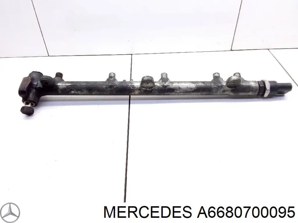 Рампа форсунок системы впрыска топлива Mercedes 6680700095