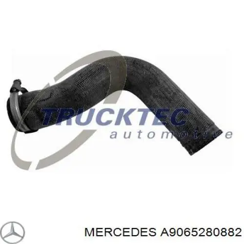 Правый шланг интеркуллера A9065280882 Mercedes