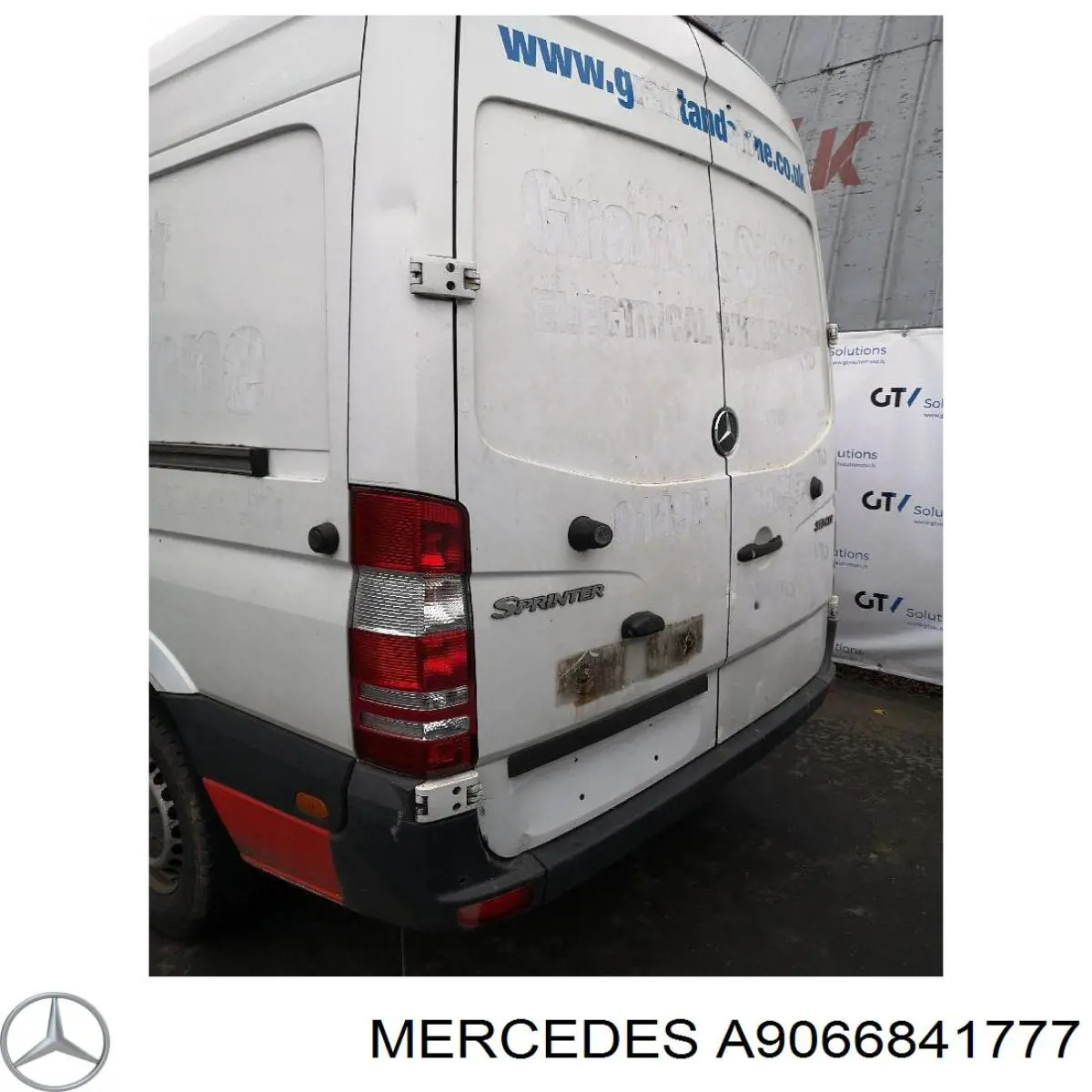 Подкрылок крыла переднего правый передний A9066841777 Mercedes