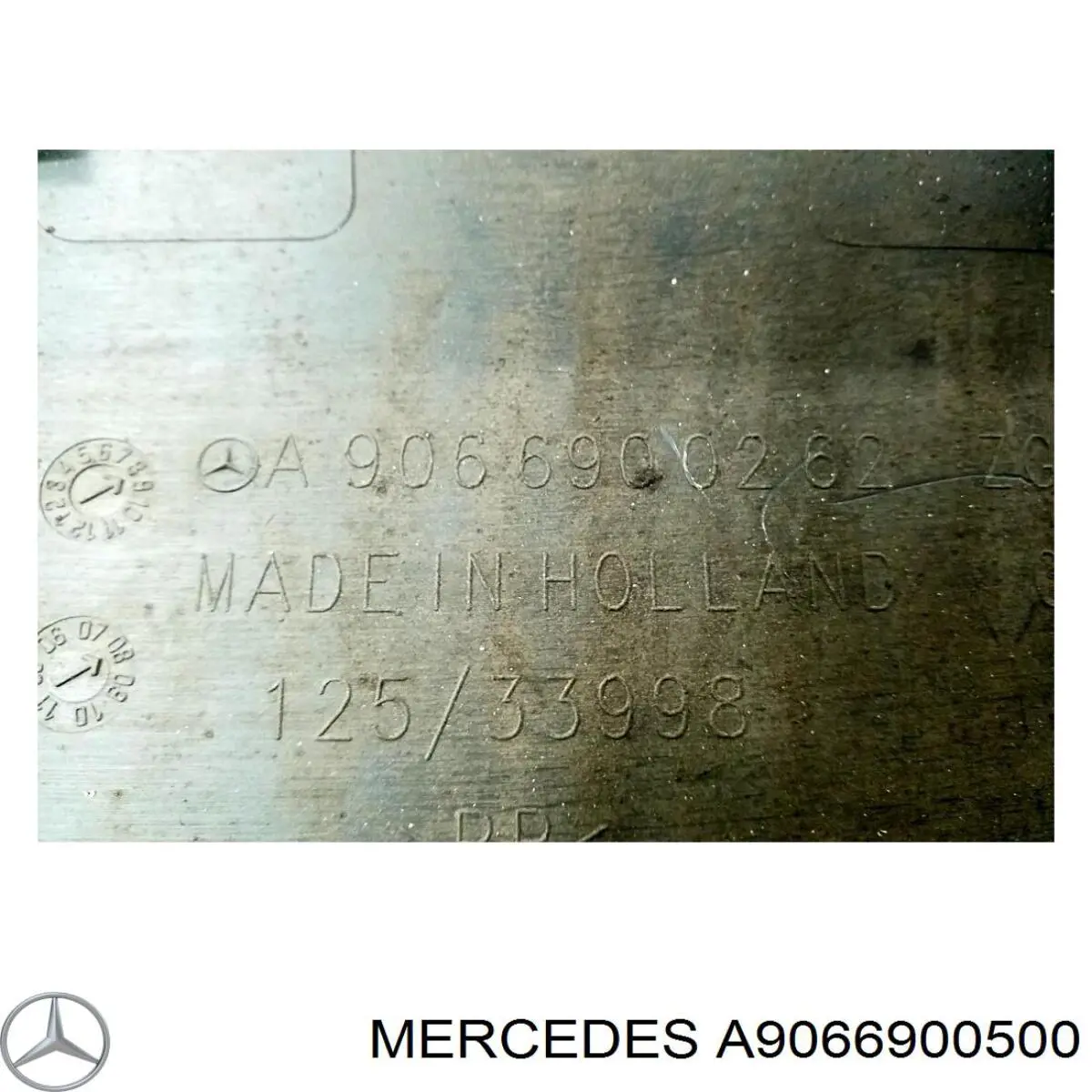 Молдинг двери передней правой нижний A9066900500 Mercedes