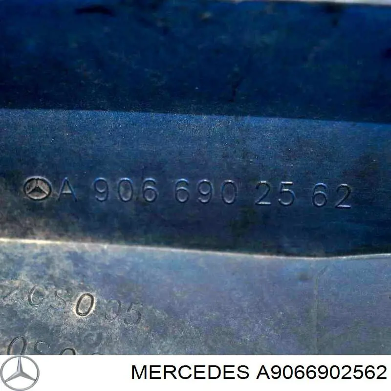 Накладка переднего левого крыла Mercedes A9066902562