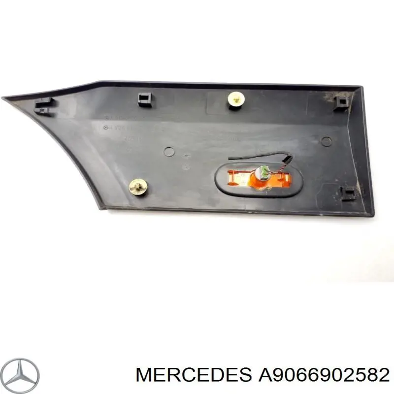 Молдинг крыла заднего левого 9066902582 Mercedes