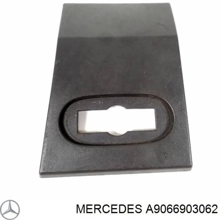 Накладка стойки кузова внешняя передняя левая A9066903062 Mercedes