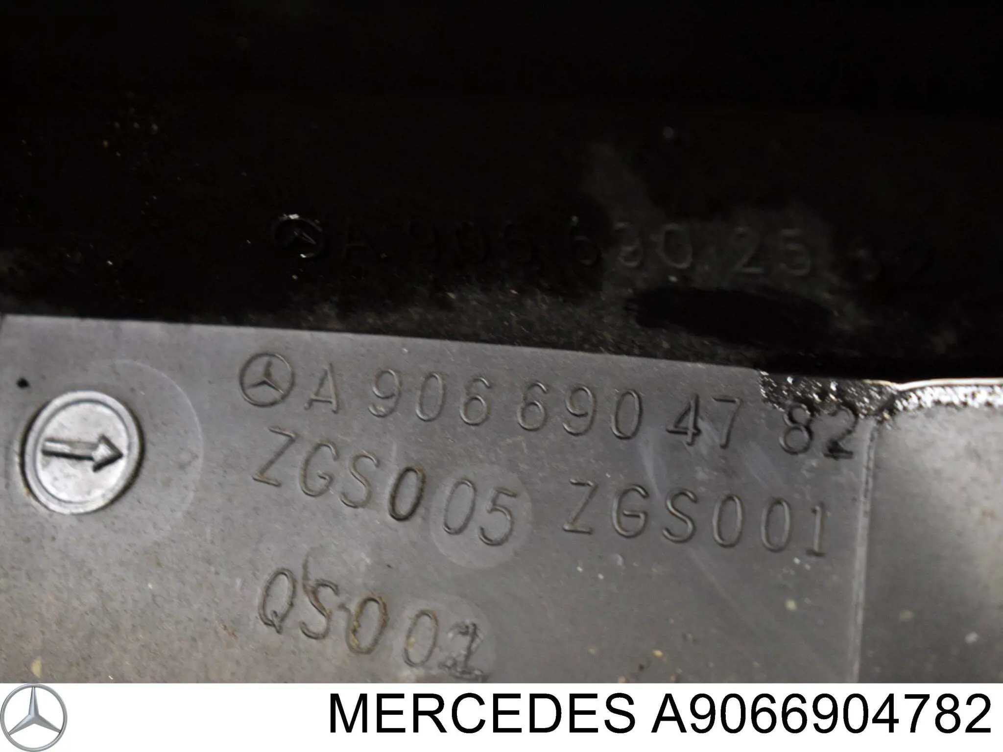 A9066904782 Mercedes Накладка крыла переднего левого