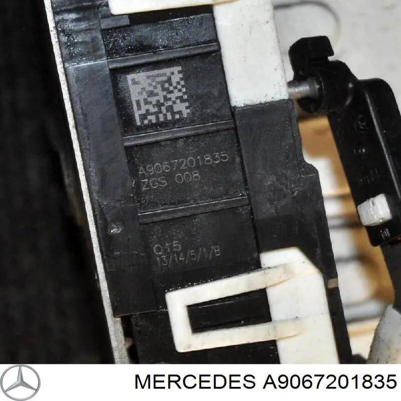 Замок передней правой двери 9067201835 Mercedes