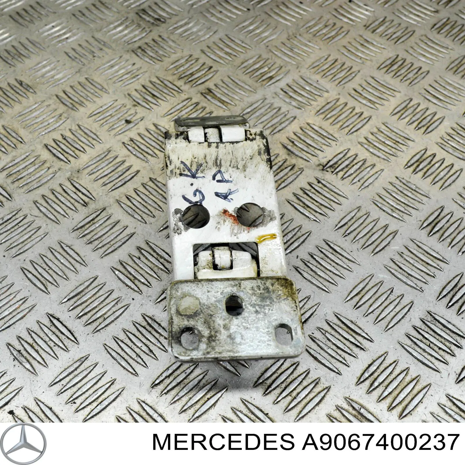 A9067400237 Mercedes gozno esquerdo inferior da porta traseira (batente)