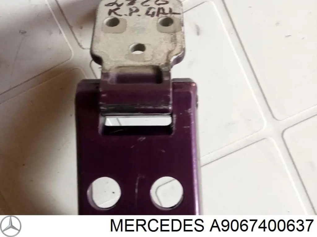 A9067400637 Mercedes gozno esquerdo inferior da porta traseira (batente)