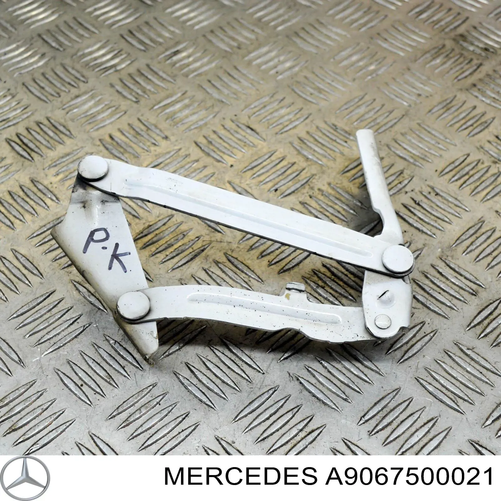 Петля капота левая A9067500021 Mercedes